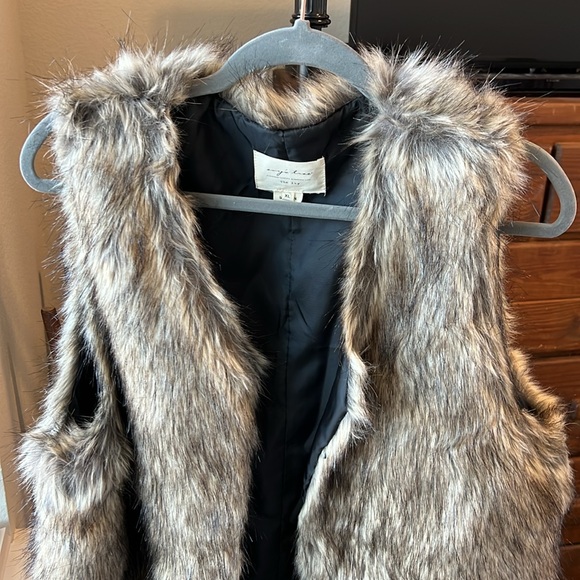 Evy’s Tree Faux Fur Vest - Picture 2 of 4